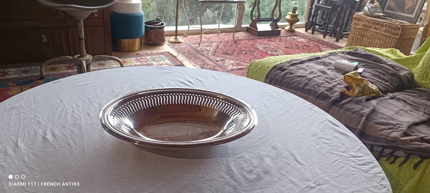 basket, silver-plated metal, moulded and chiseled with a gadrooned frieze