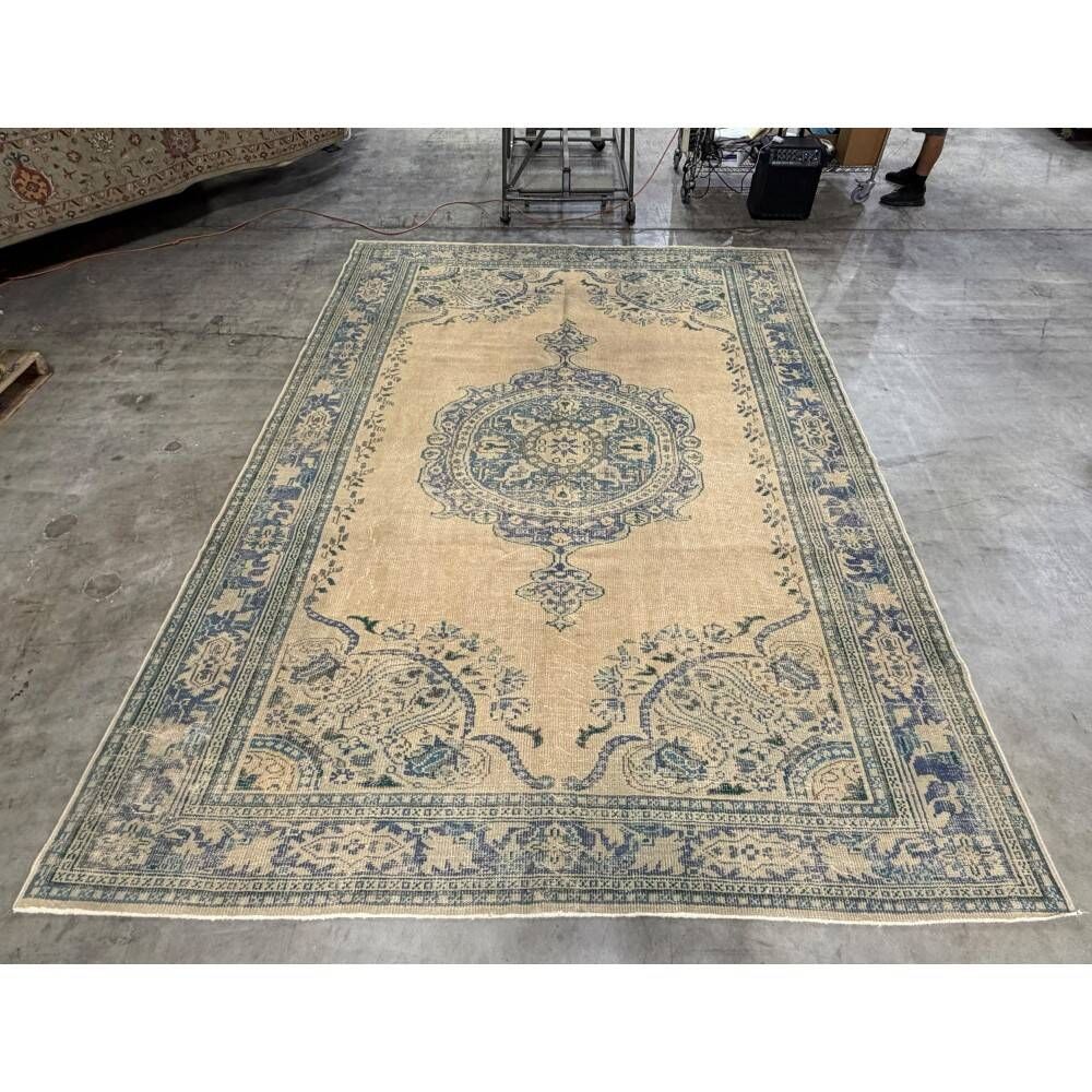 One-of-a-kind Vintage Wool Area Rug. Handknotted Turkish Carpet for Country, Farmhouse Decor