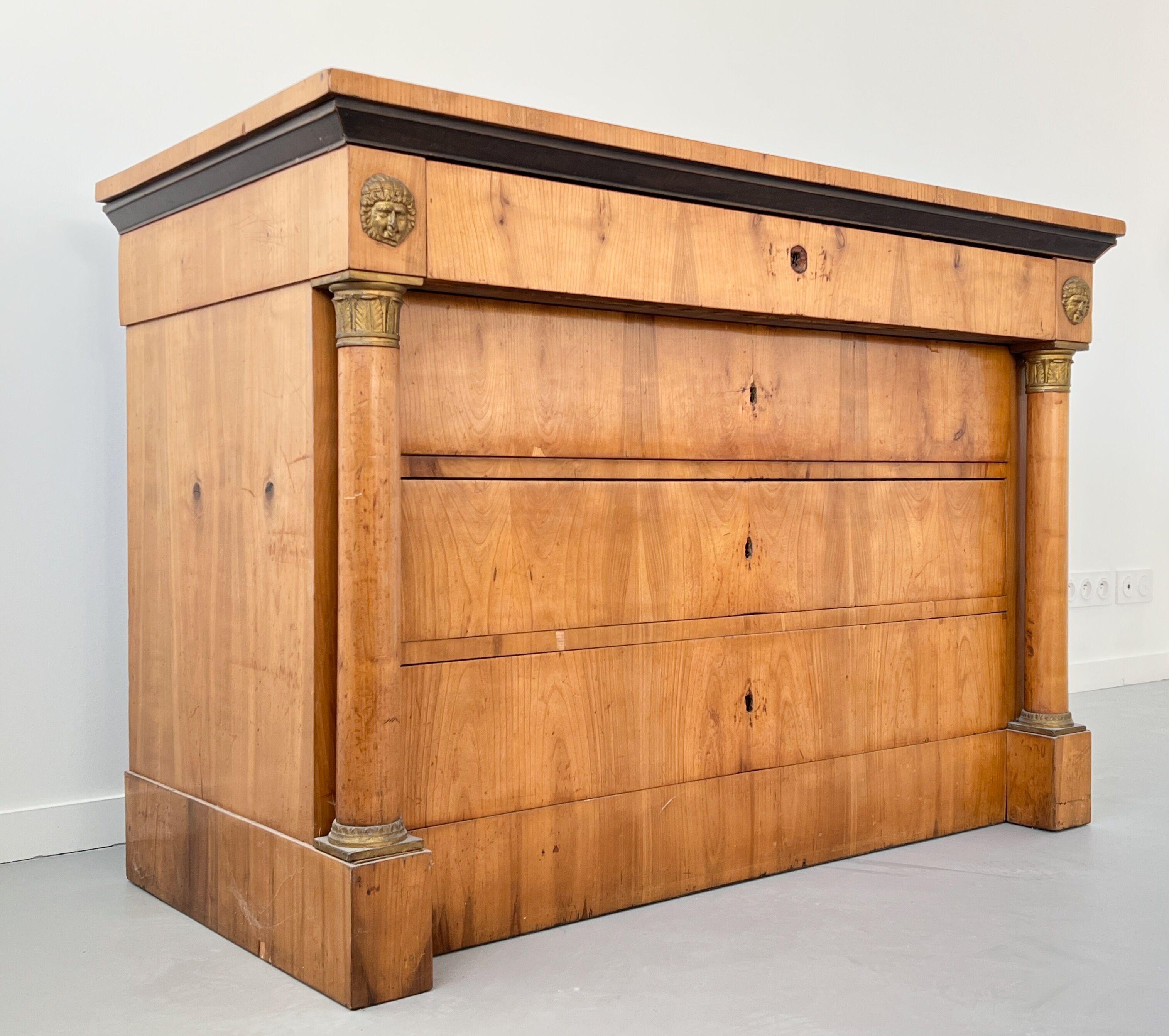 Commode Biedermeier en placage de merisier circa 1830