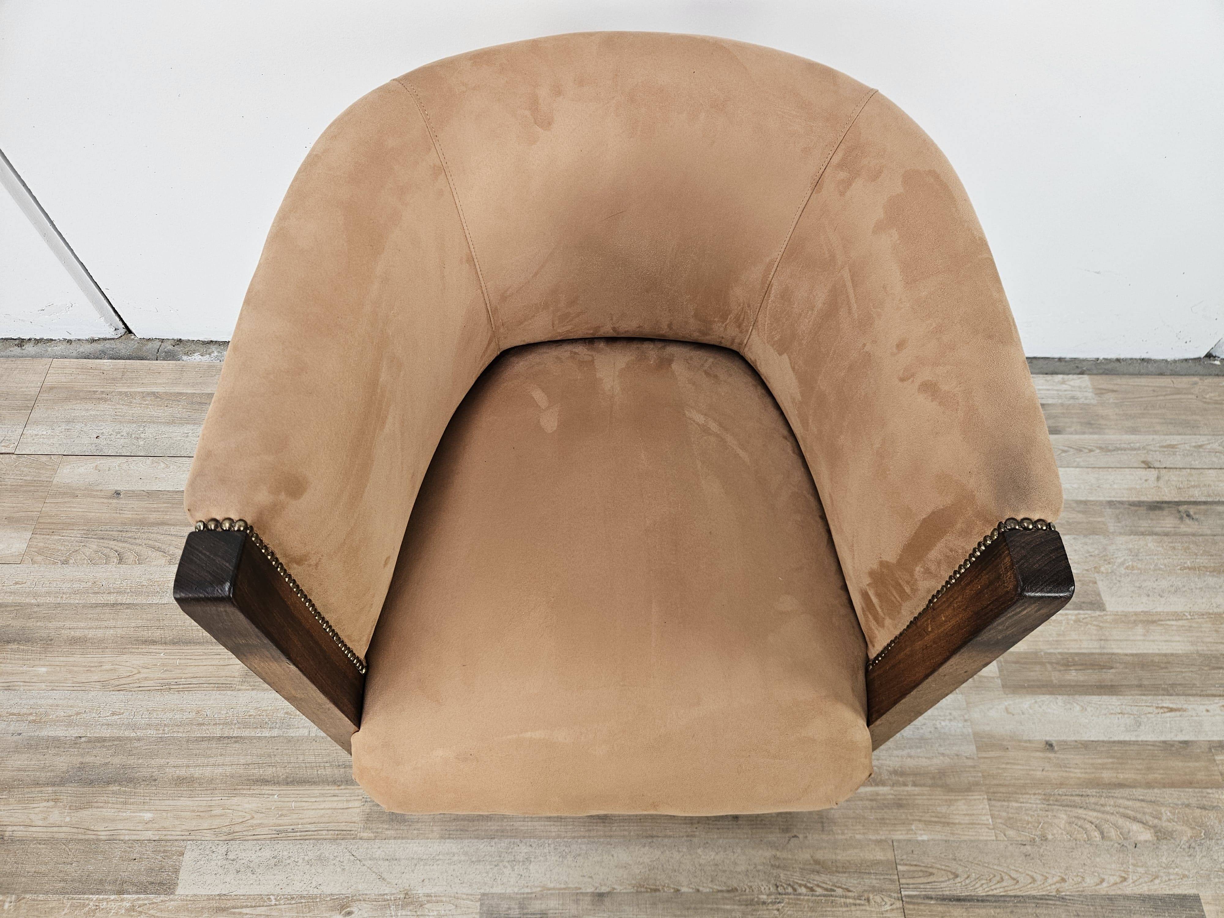 1940s Art Decò armchair in walnut and velvet