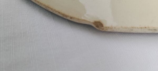 Plat sur piédouche en Faïence de Gien   Terrre de fer numéroté 42 fin XIX ème Diam 25 cm