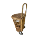 Panier en osier à roulettes