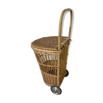 Panier en osier à roulettes