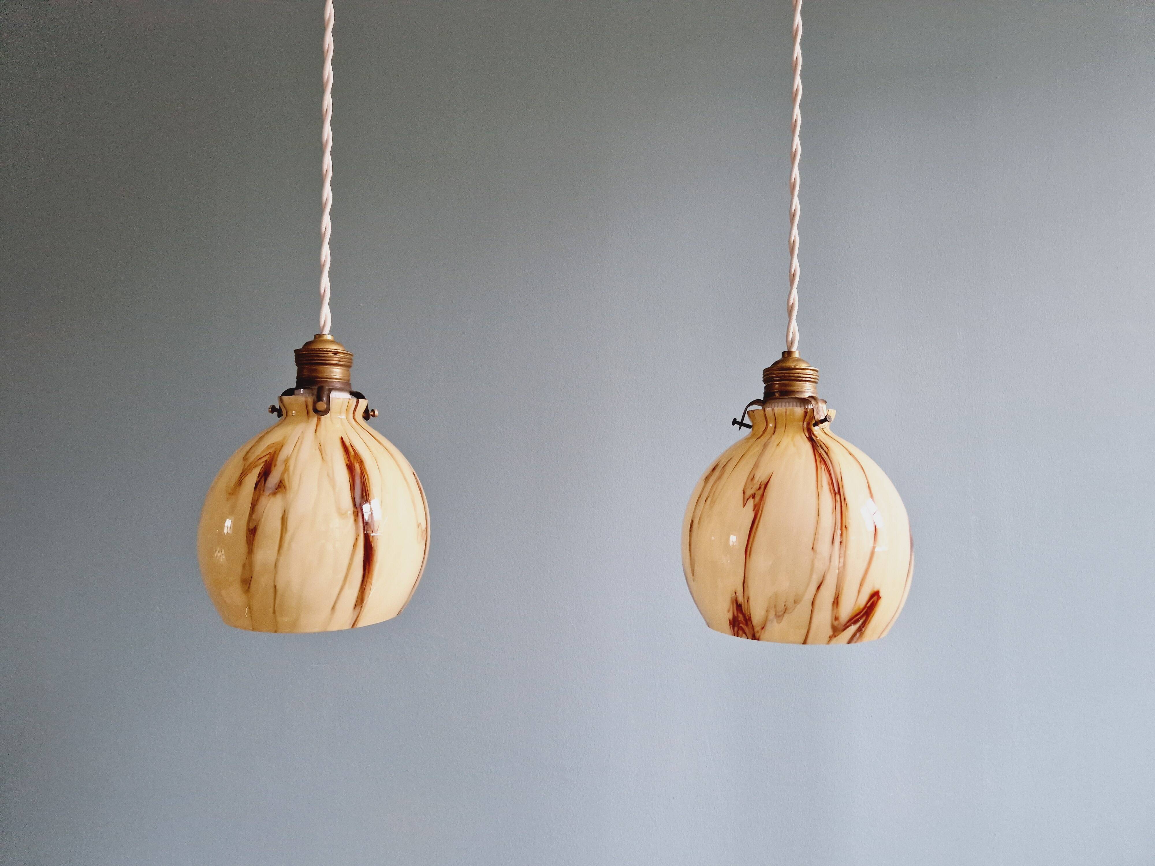 Duo de suspensions Art Déco en opaline marbrée, années 1920-30