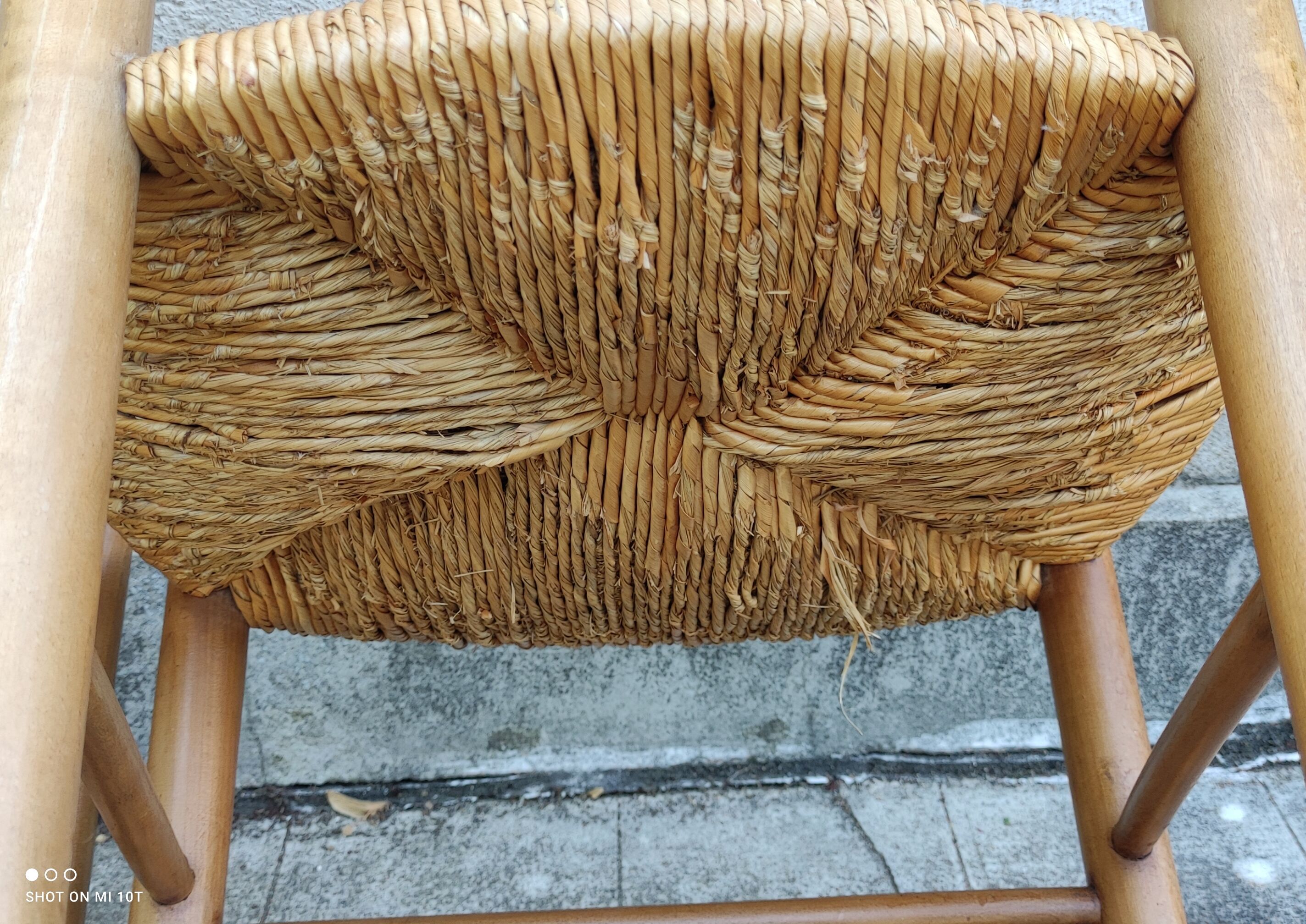Paire de chaises paillées vintage en merisier