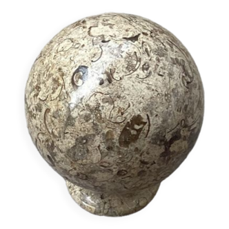Sphère polie en pierre fossilisée avec son socle