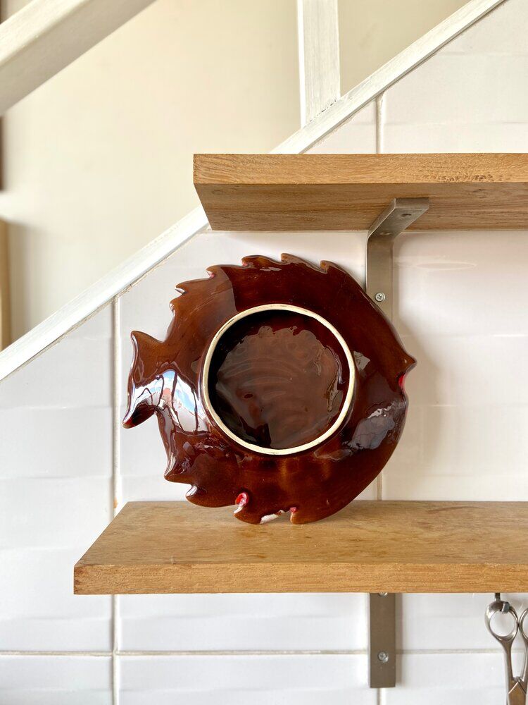 Enamelled ceramic fish cup