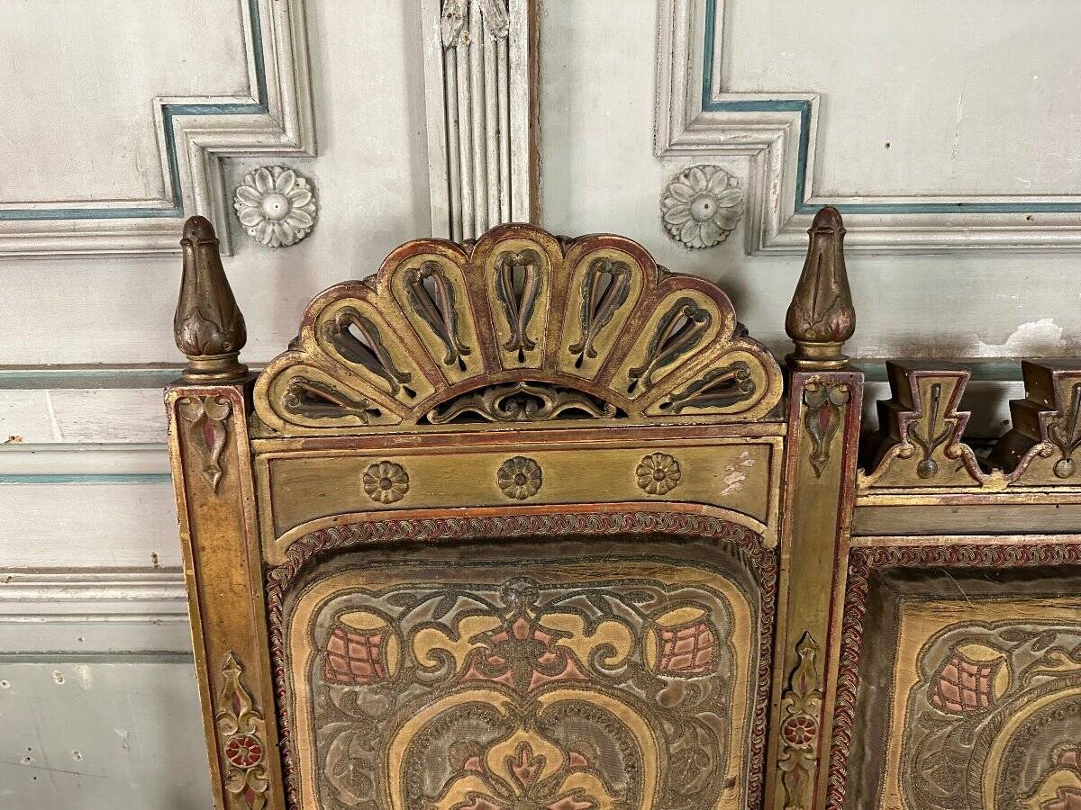 Pair of corner armchairs and an Orientalist bench in carved and polychrome wood from around 1900.
