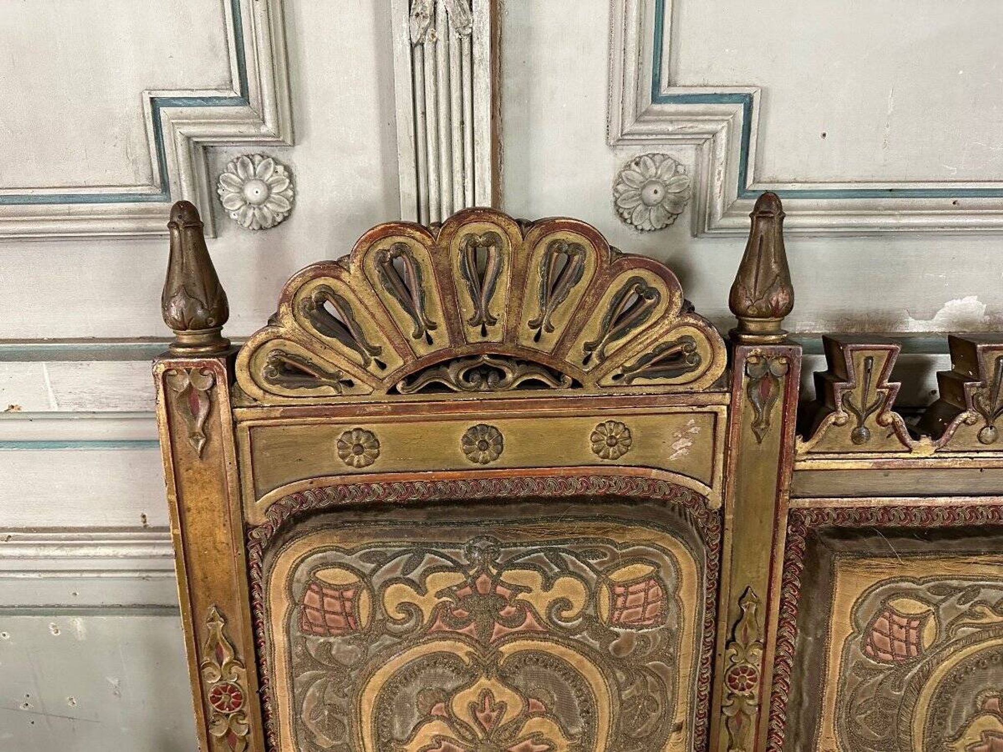Pair of corner armchairs and an Orientalist bench in carved and polychrome wood from around 1900.