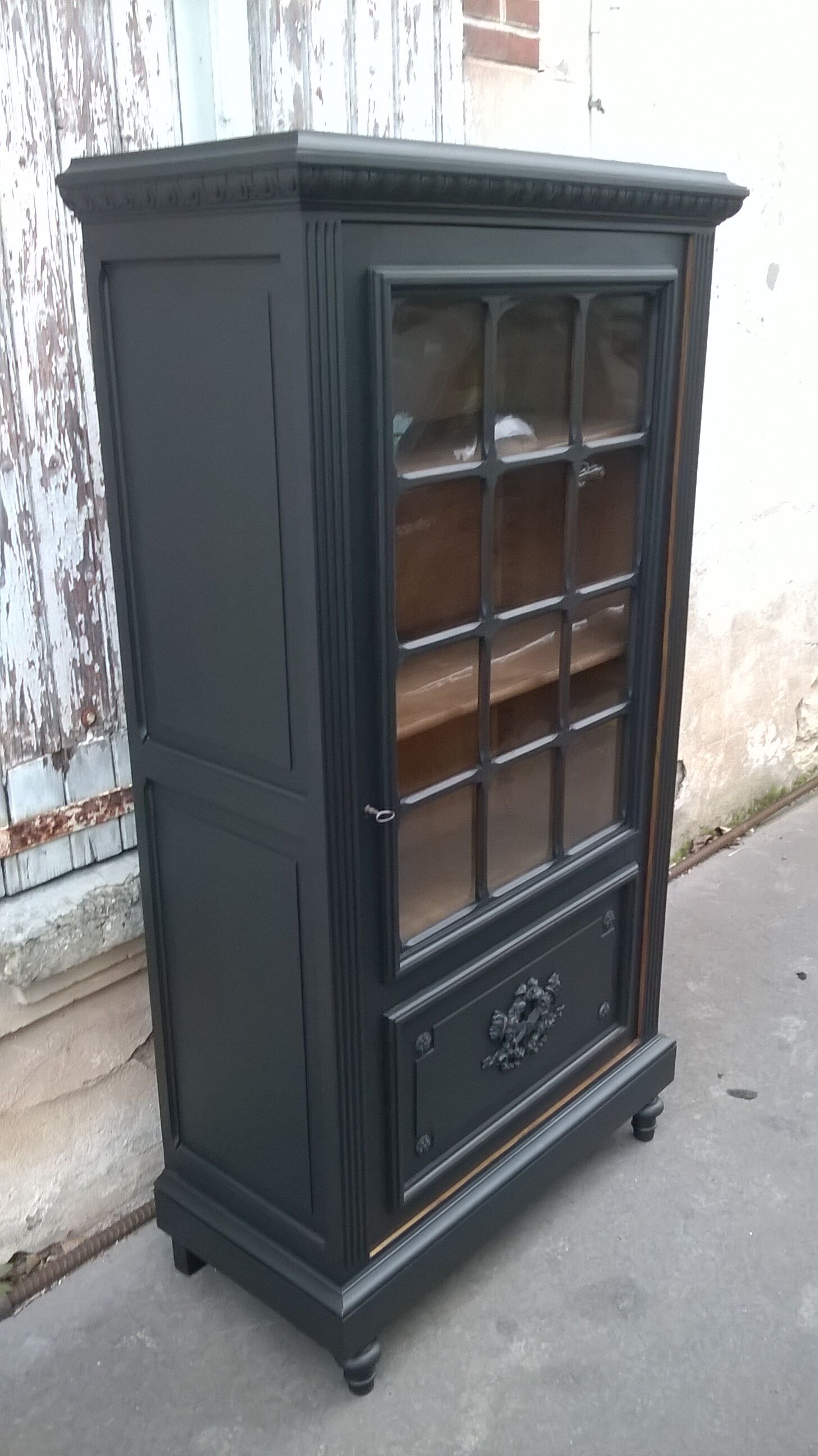 Parisian showcase cabinet