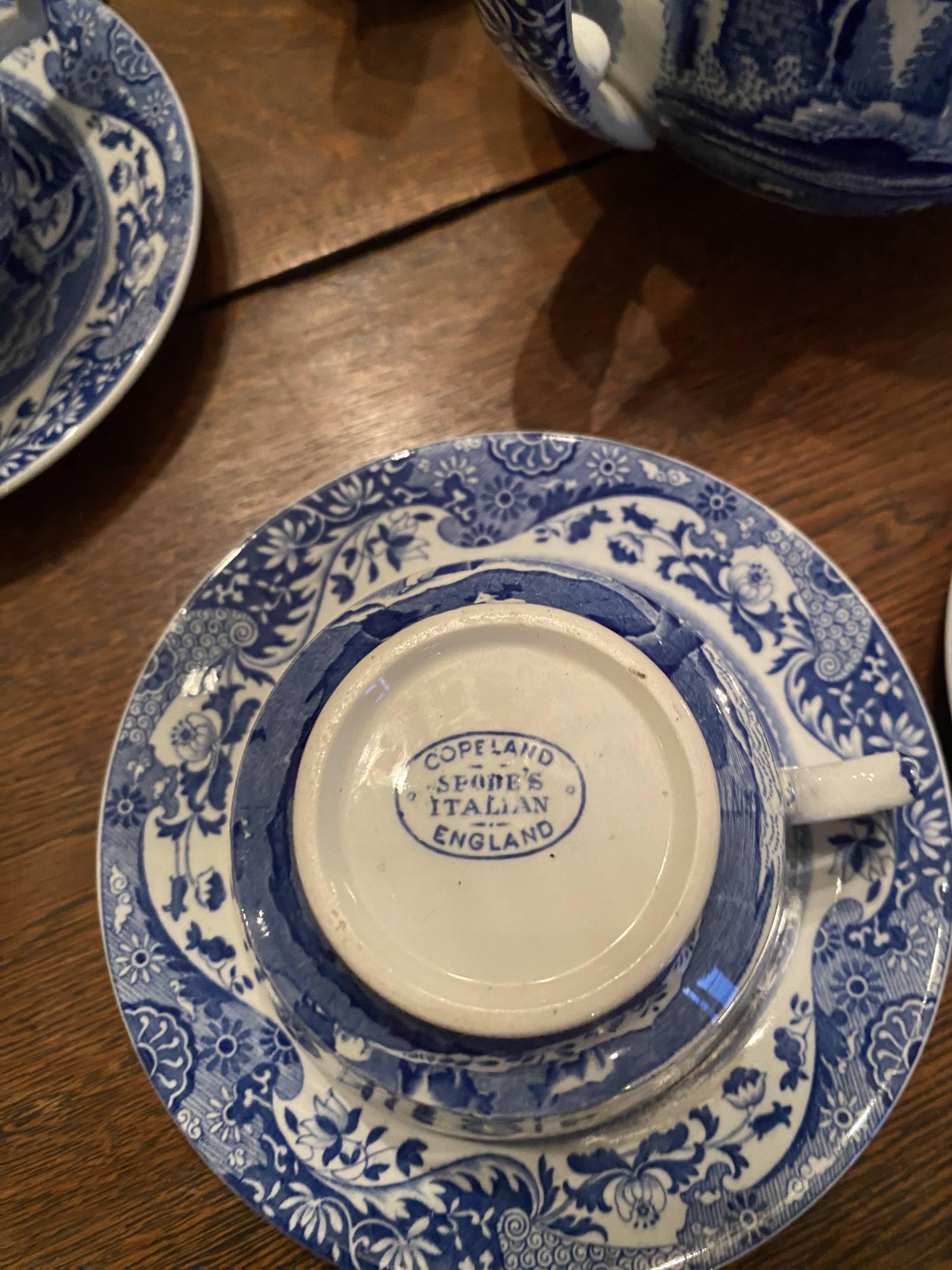 Service a cafe and tea in english porcelain by copeland spode, italy pattern.