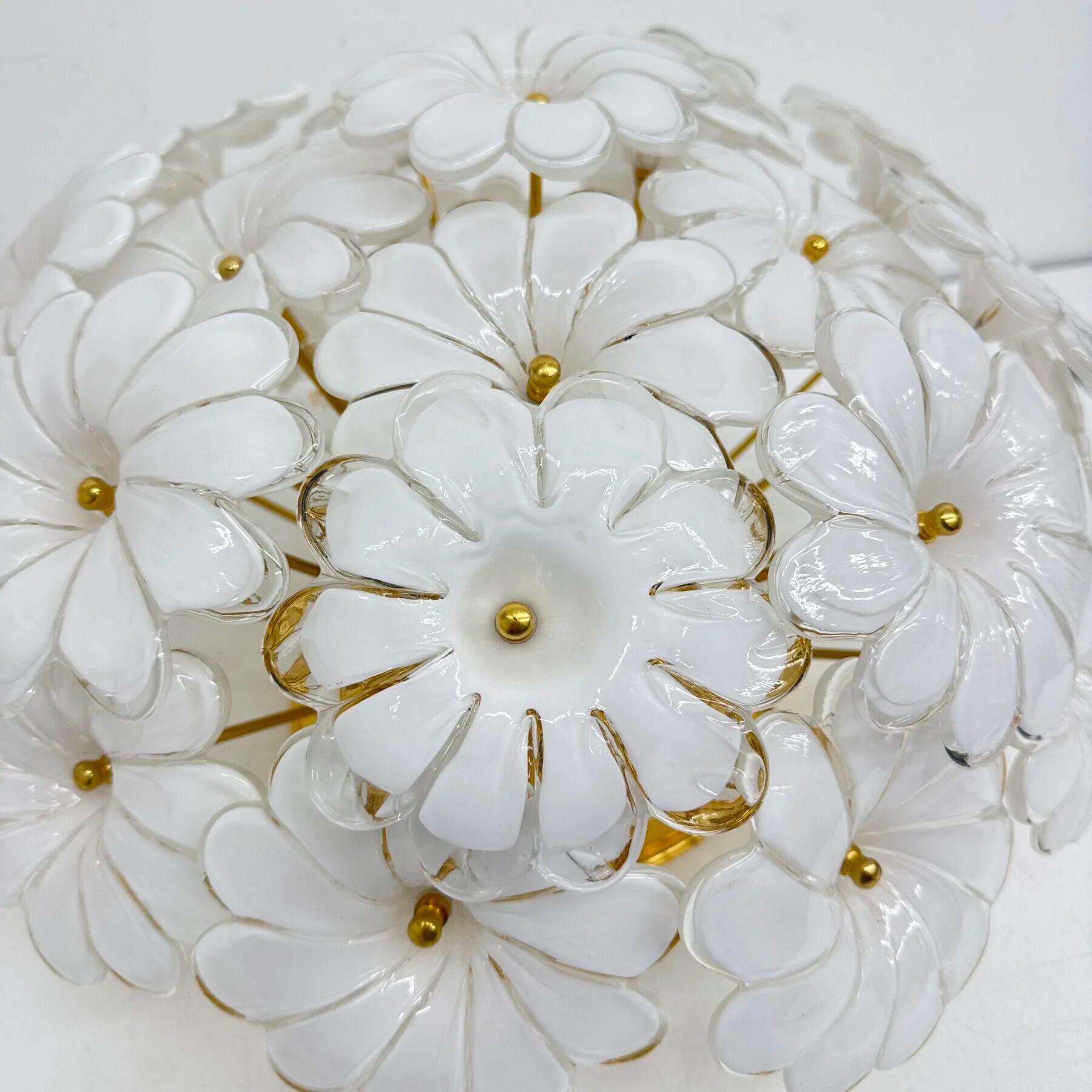 Plafonnier floral en verre blanc de Murano, italien, des années 1970.