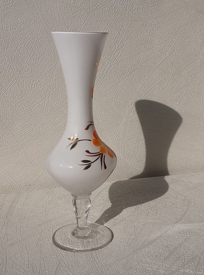 Vase en verre fleuri fleur orange sur pied