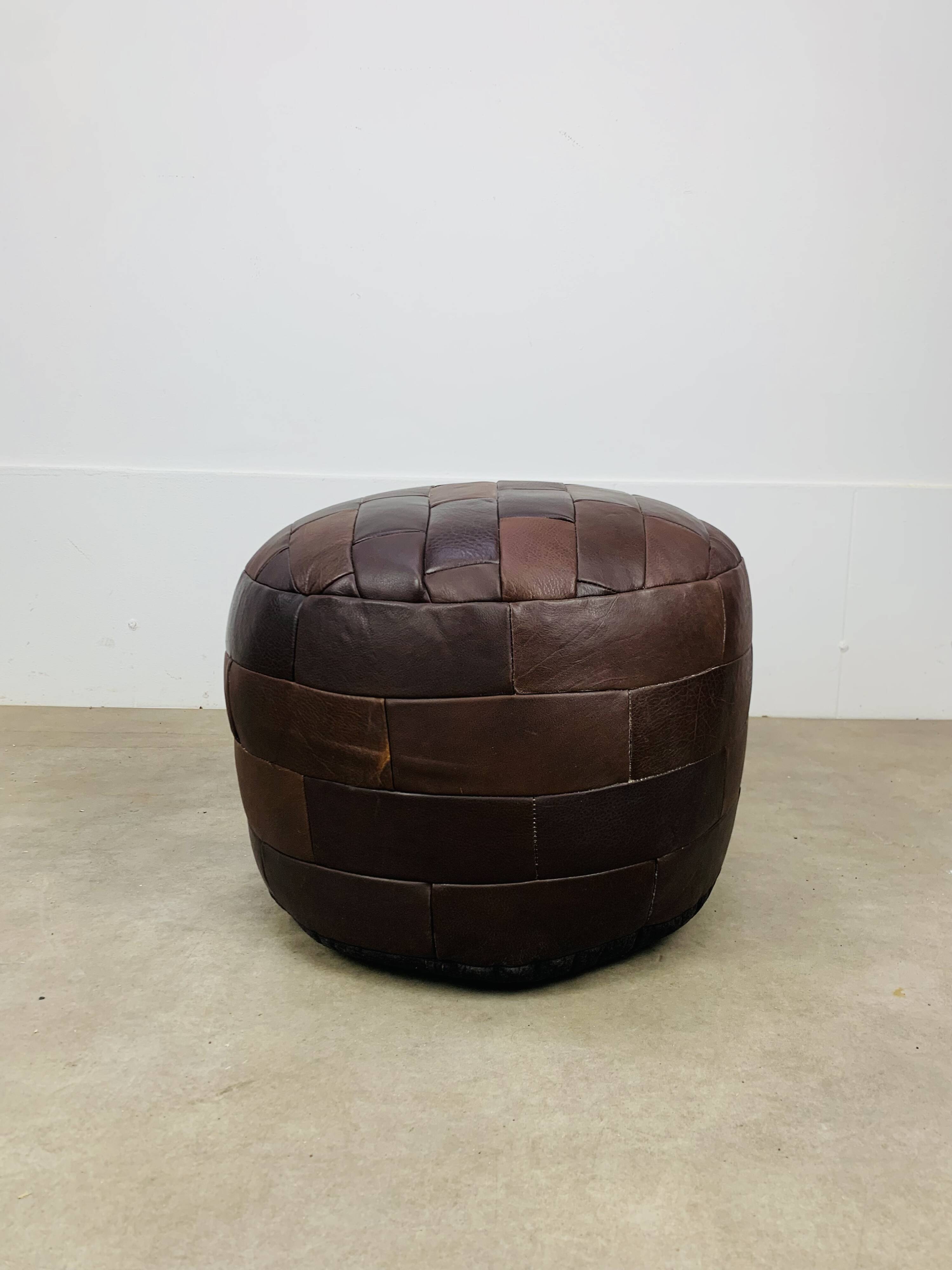 Pouf en patchwork de cuir dans le goût de De Sede, années 70