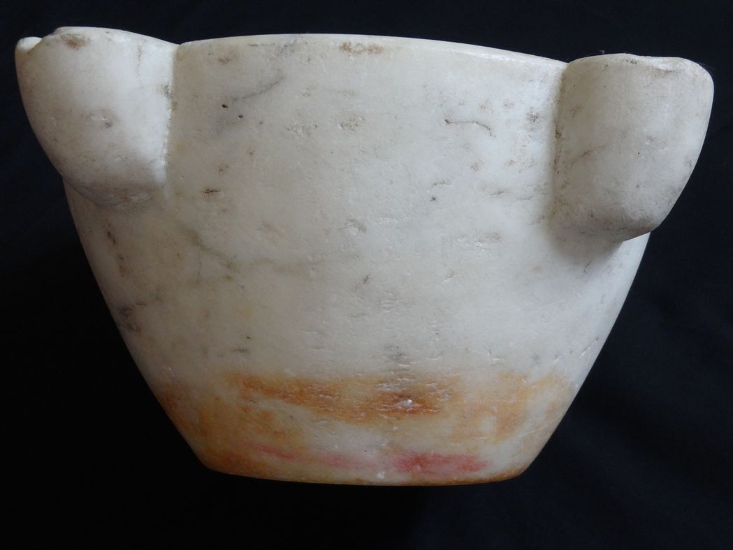 Carrara marble mortar of eighteenth period 37 x 18 cm