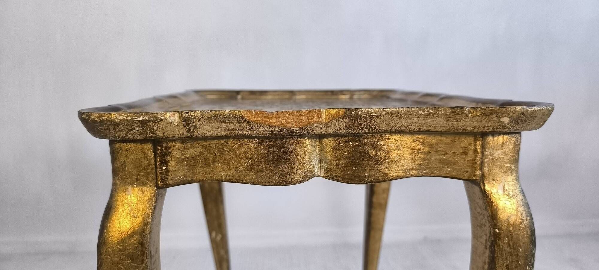 Elegant Florentine side table – Painted decor & superb antique patina