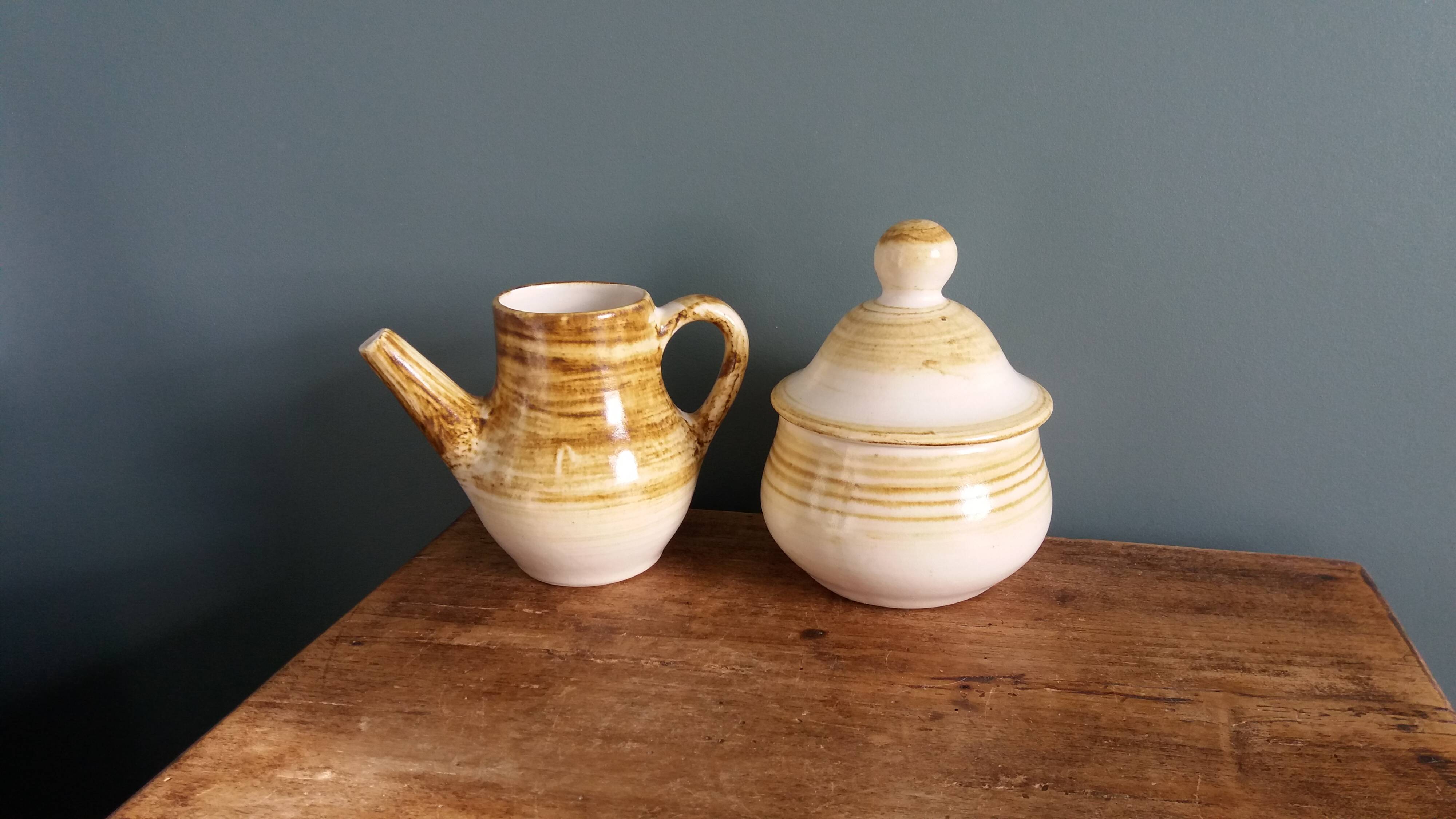 Sugar bowl and milk jug in Longchamp earthenware.