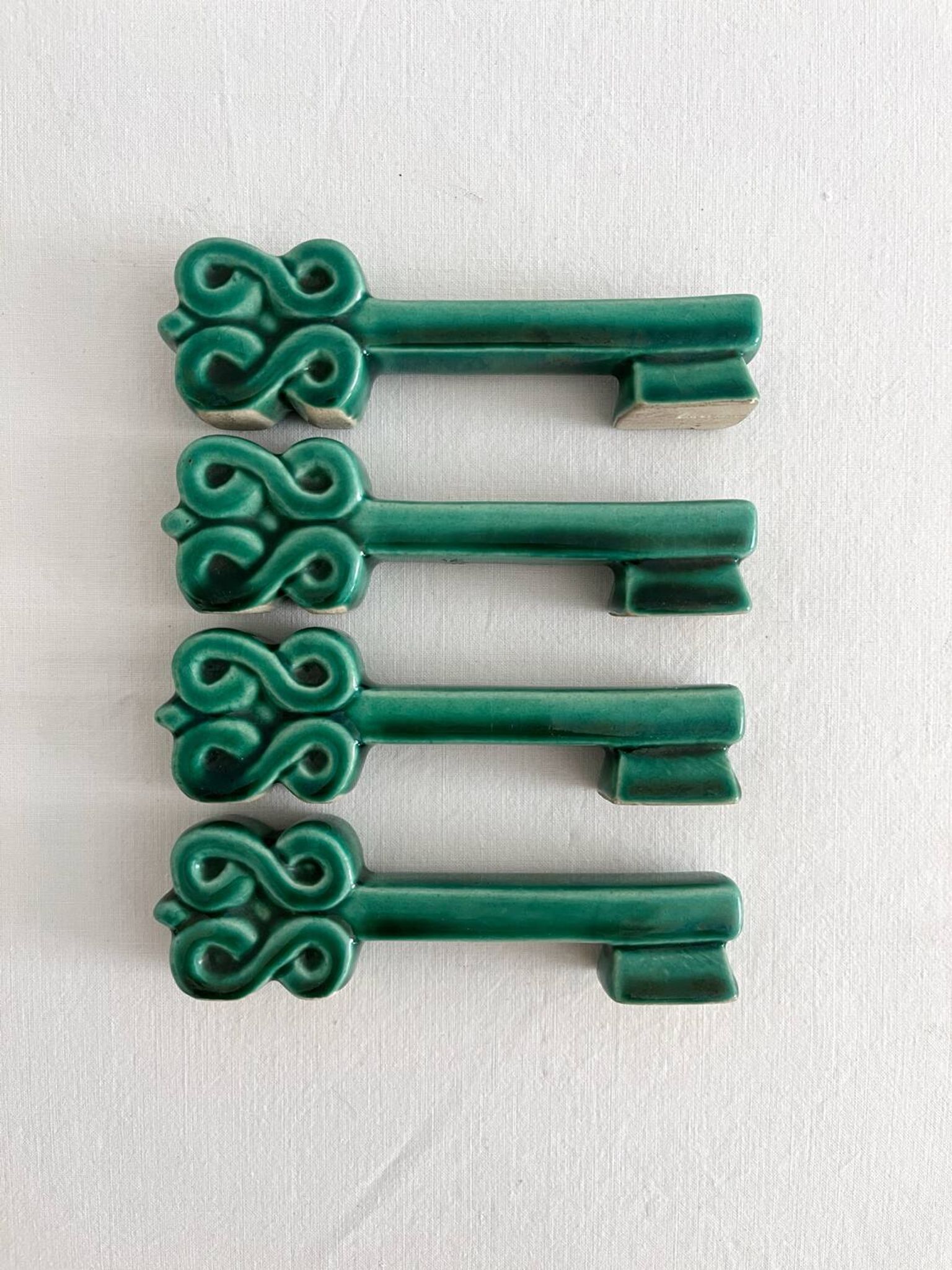 4 green ceramic knife rests in vintage key shape