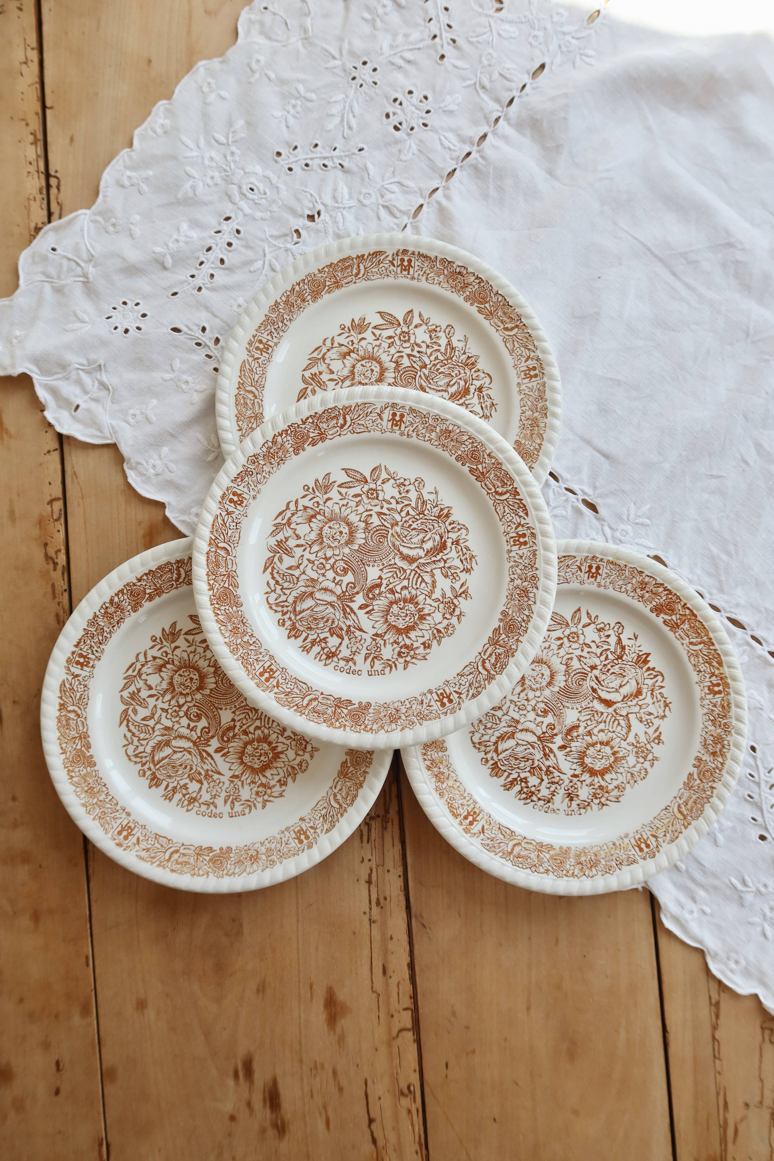 4 assiettes à dessert vintage fleuries – Codec – Décor brun rustique