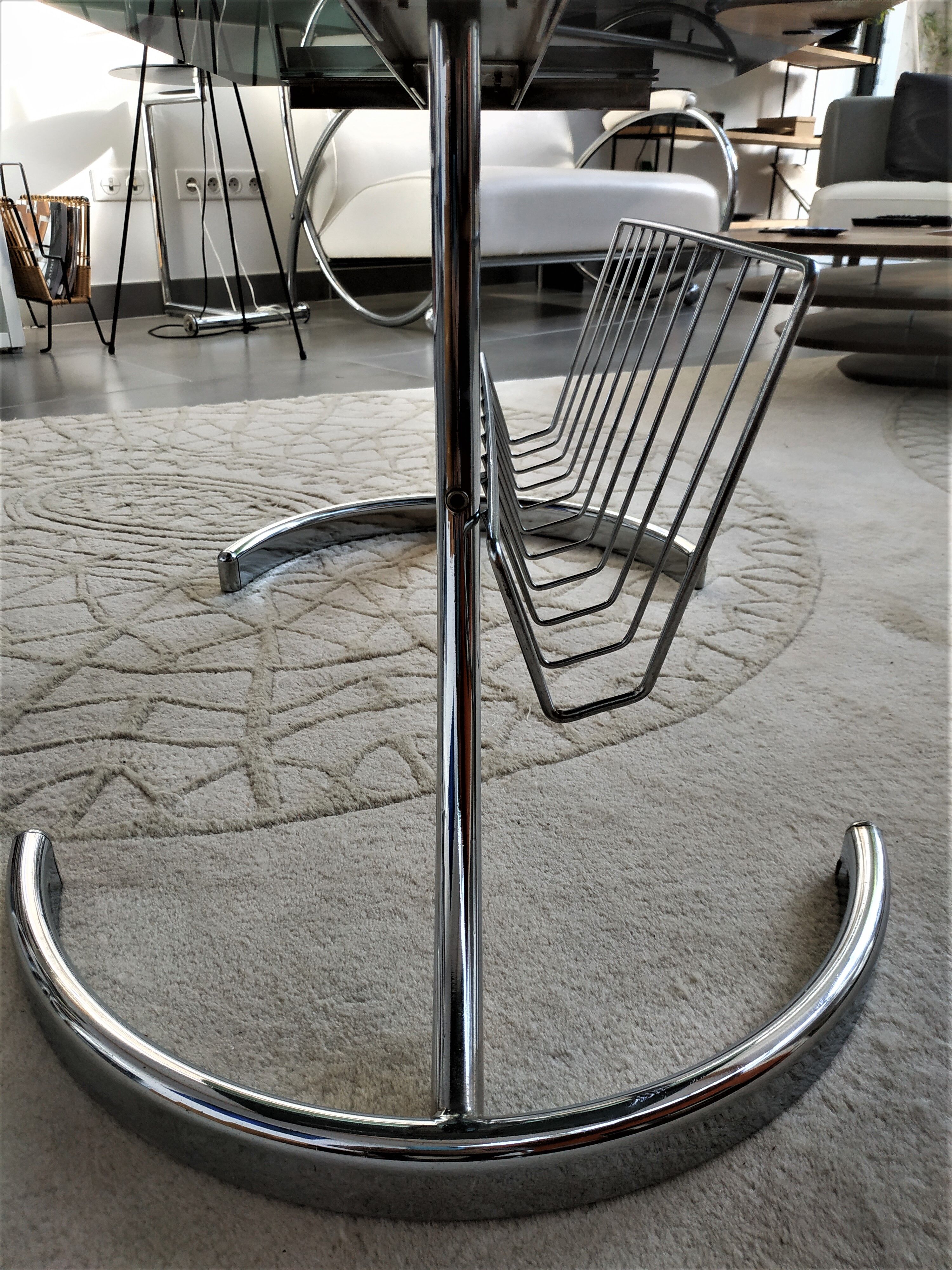 Table basse années 70 plateau de verre, piétement chromé avec porte-revues