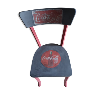 Chaise bistrot en bois relookée "Coca Cola"