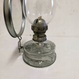Ancienne lampe à pétrole en verre avec son miroir