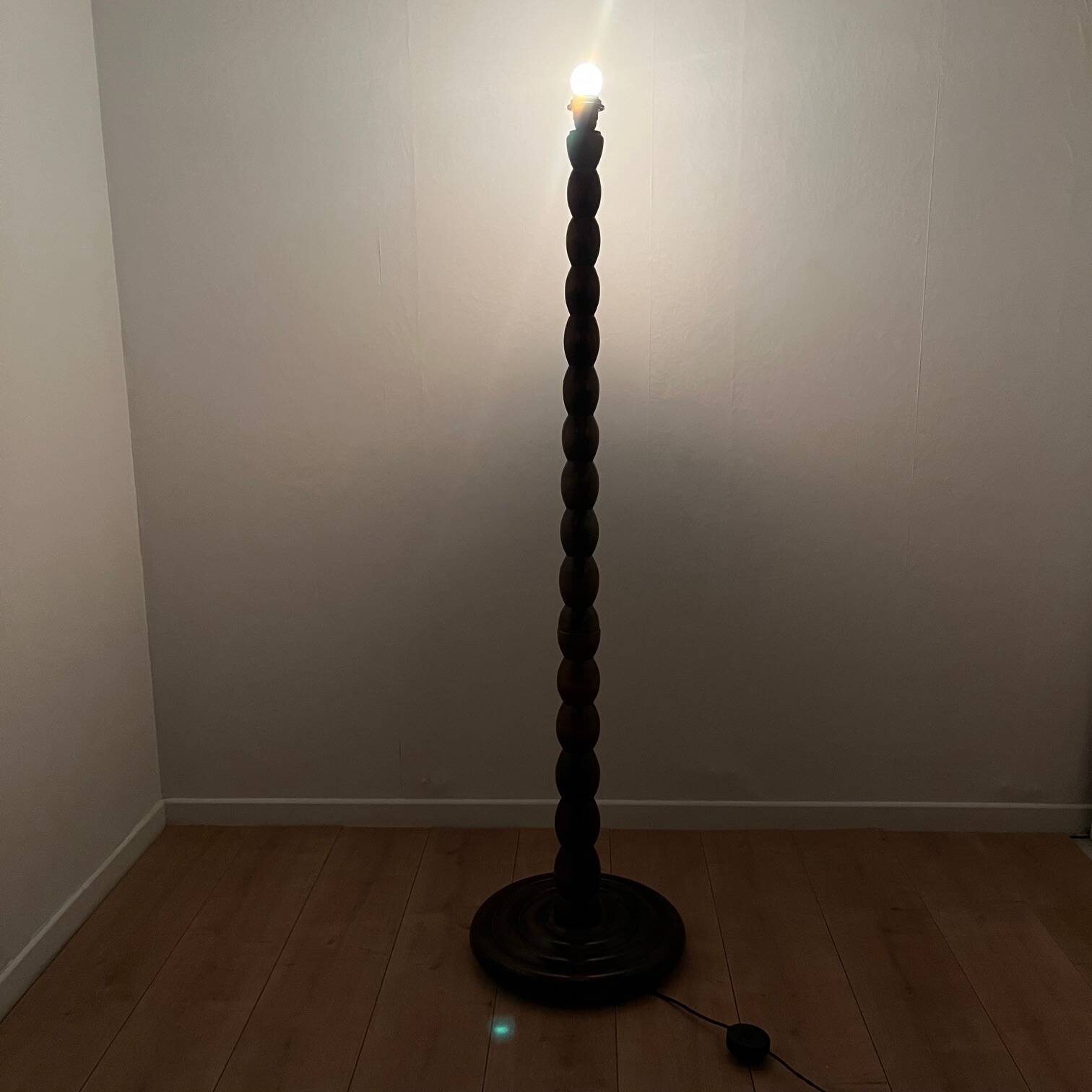 Pied de lampe de sol en bois tourné , 1980