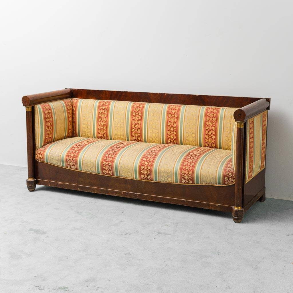 Canapé vintage 3 places en bois avec tissu rayé, années 1950, classique et élégant.