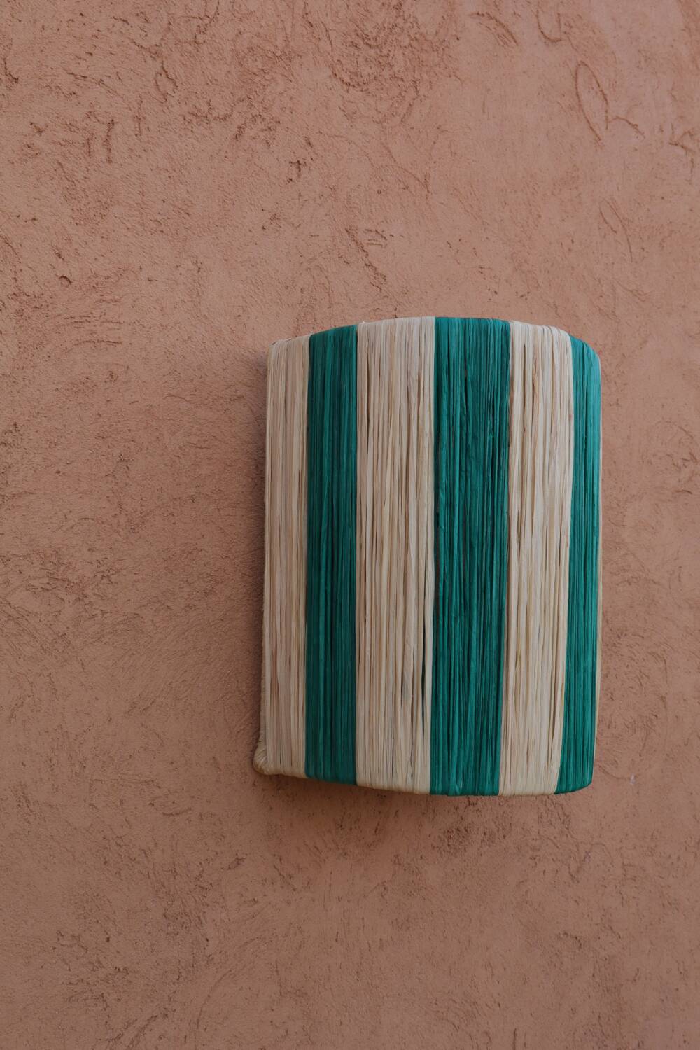 Applique murale rayé vert sapin et beige en raphia naturel