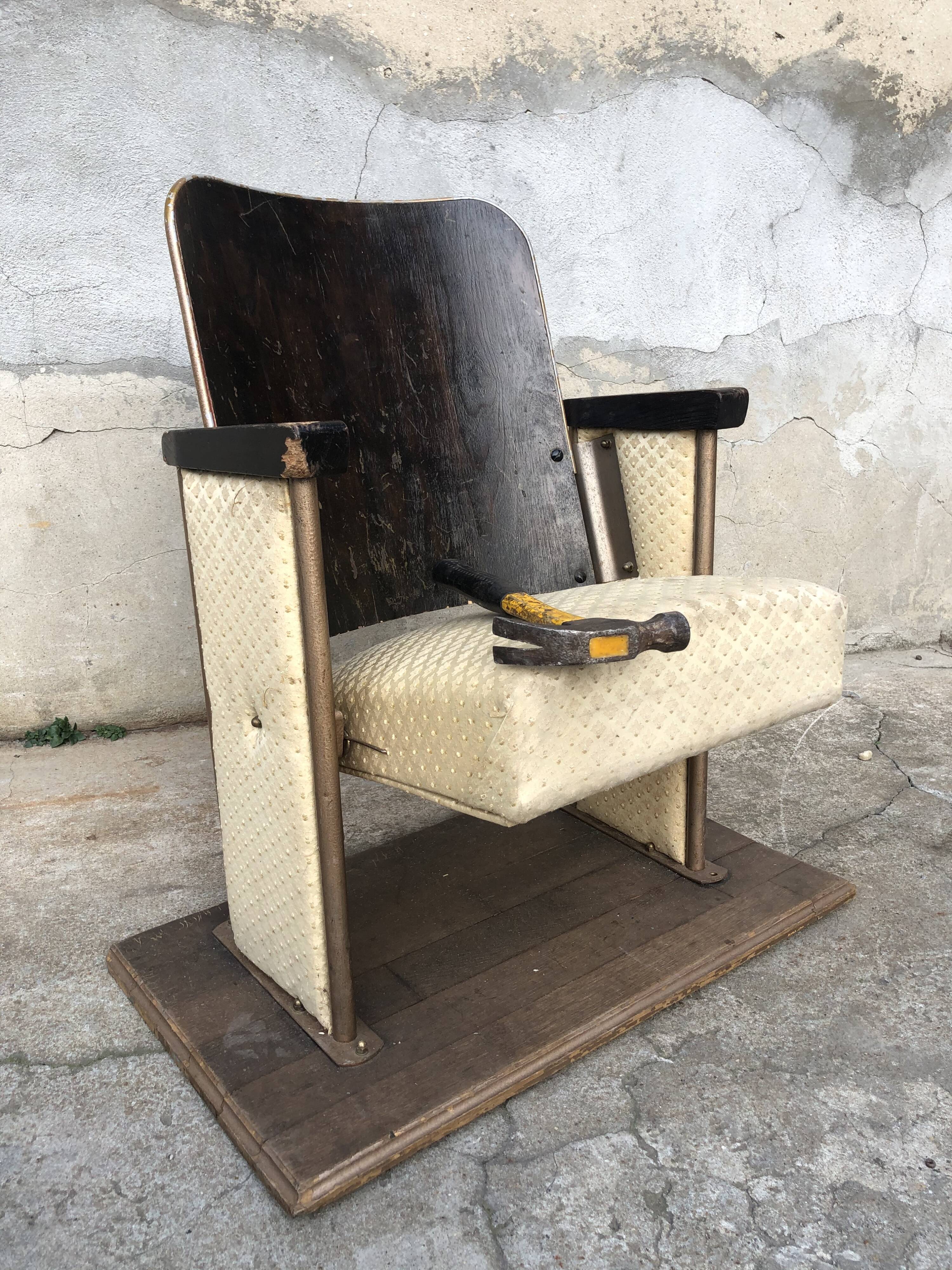 Former swinging seat theatre theatre chair of the 1930s