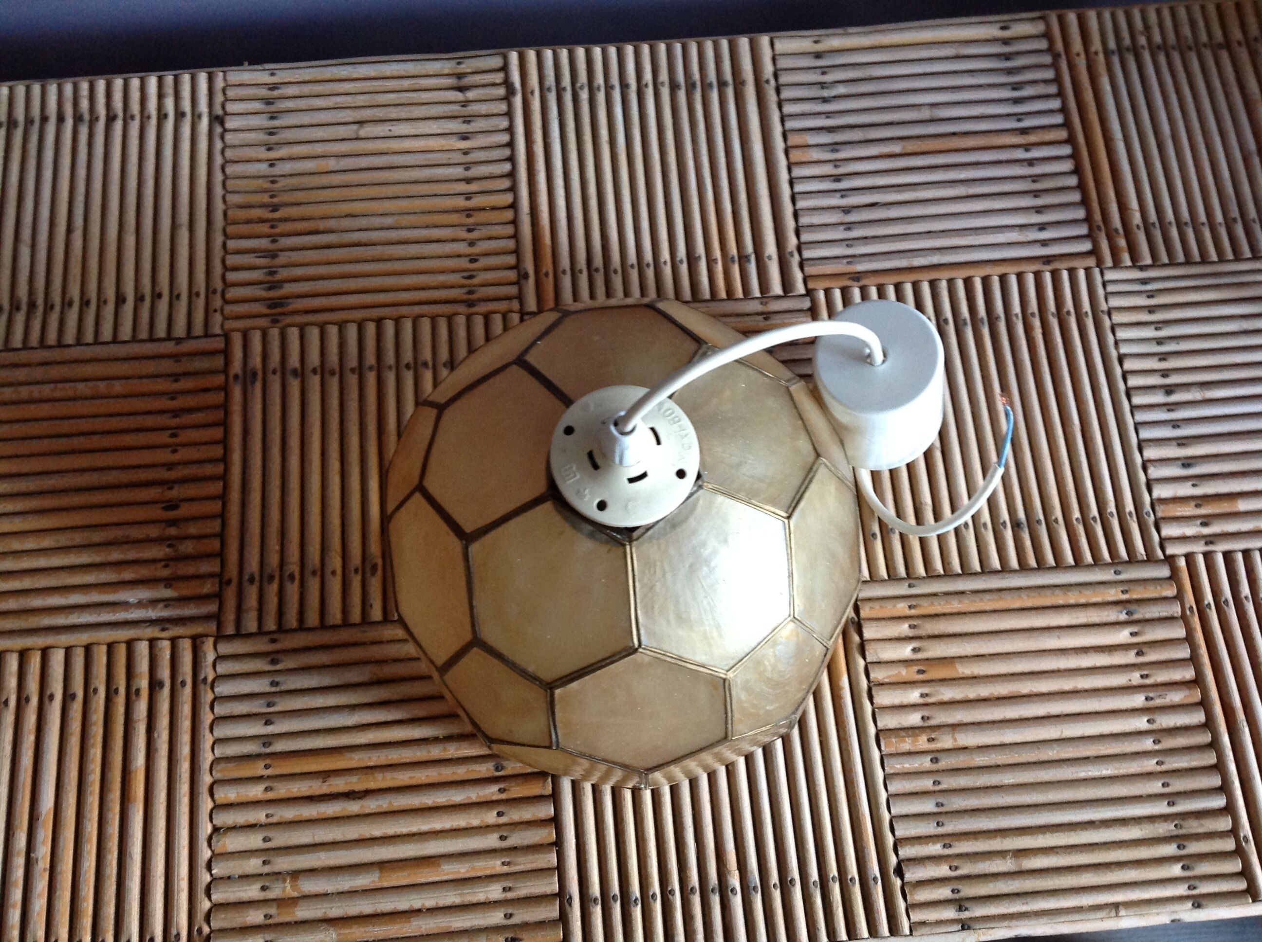 Suspension in mother-of-pearl