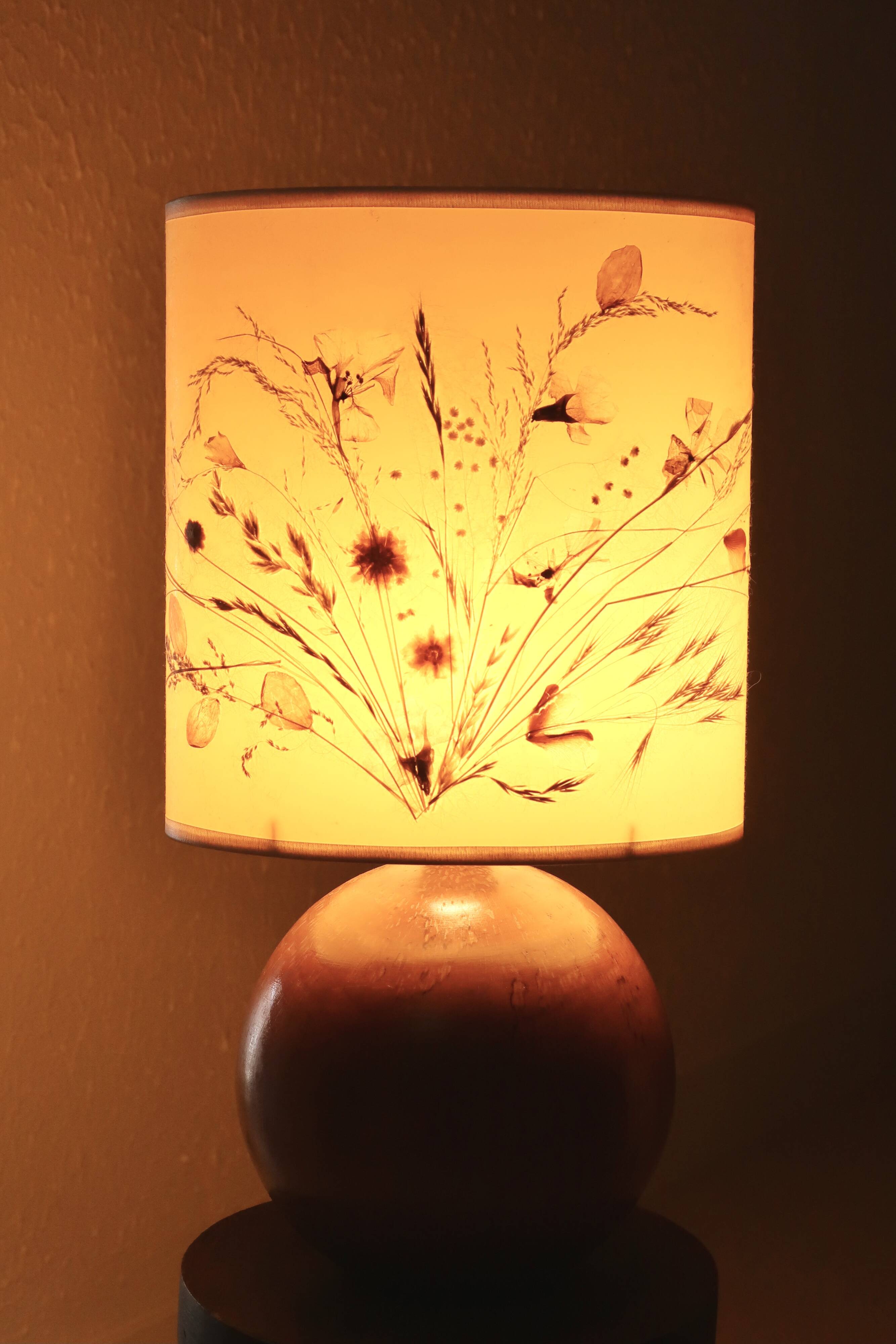 Wooden ball lamp, lampshade with dried flowers