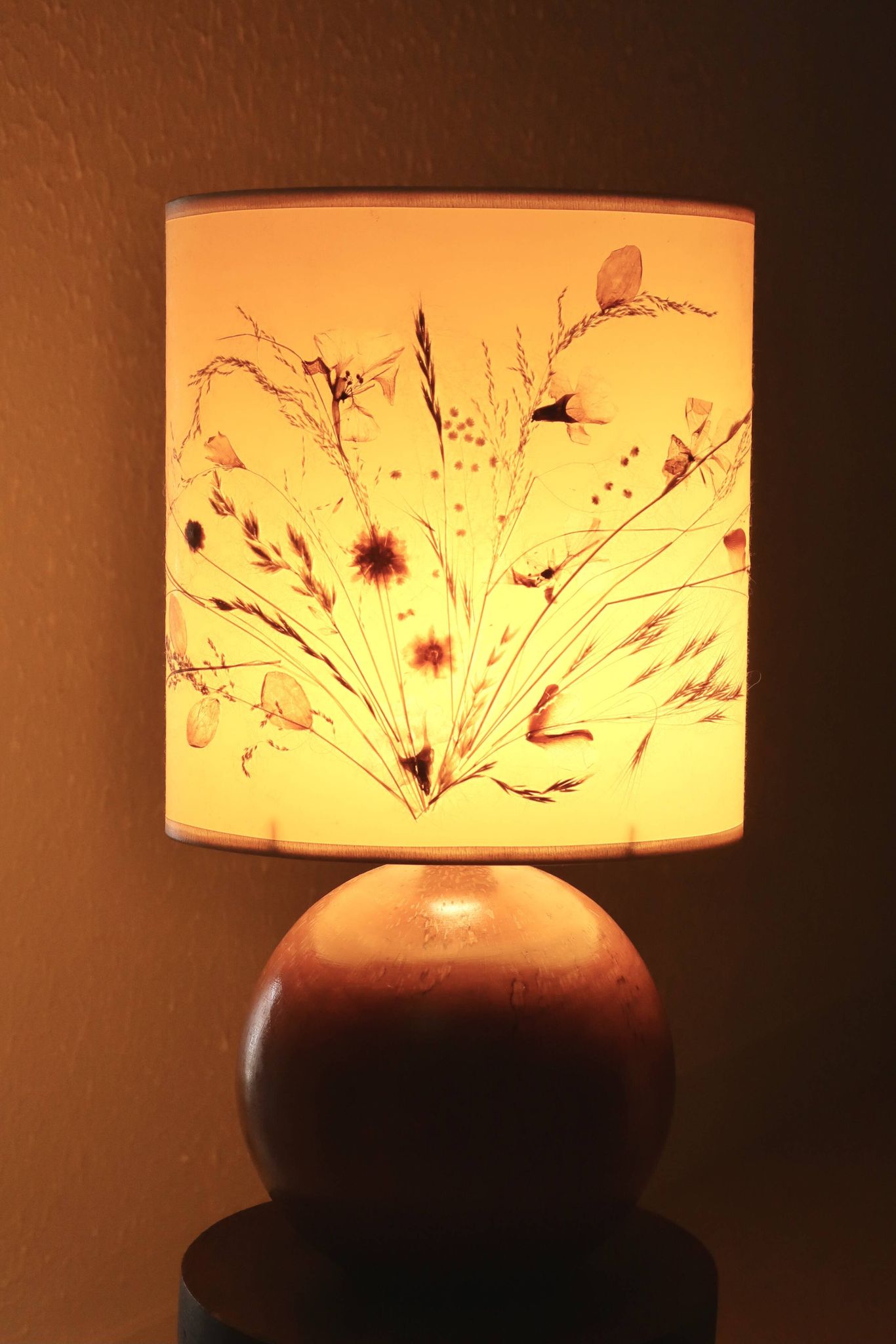 Lampe boule en bois, abat jour avec fleurs séchées
