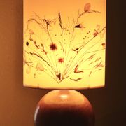 Lampe boule en bois, abat jour avec fleurs séchées