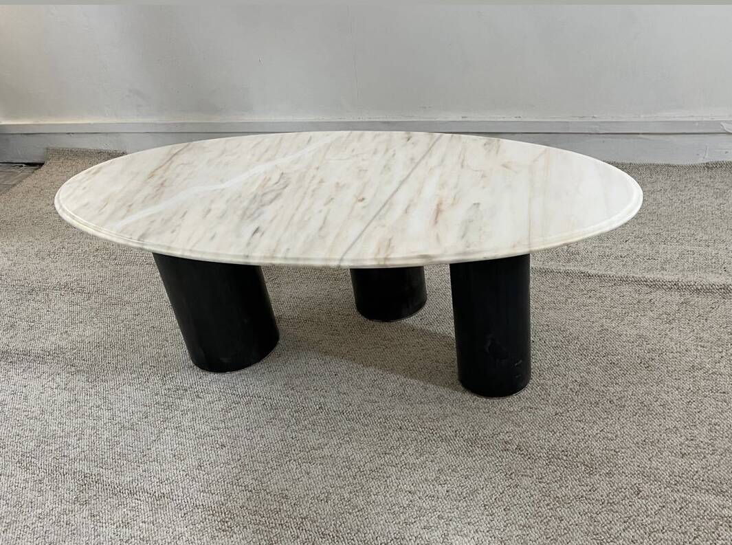 Table basse en marbre et pieds acier