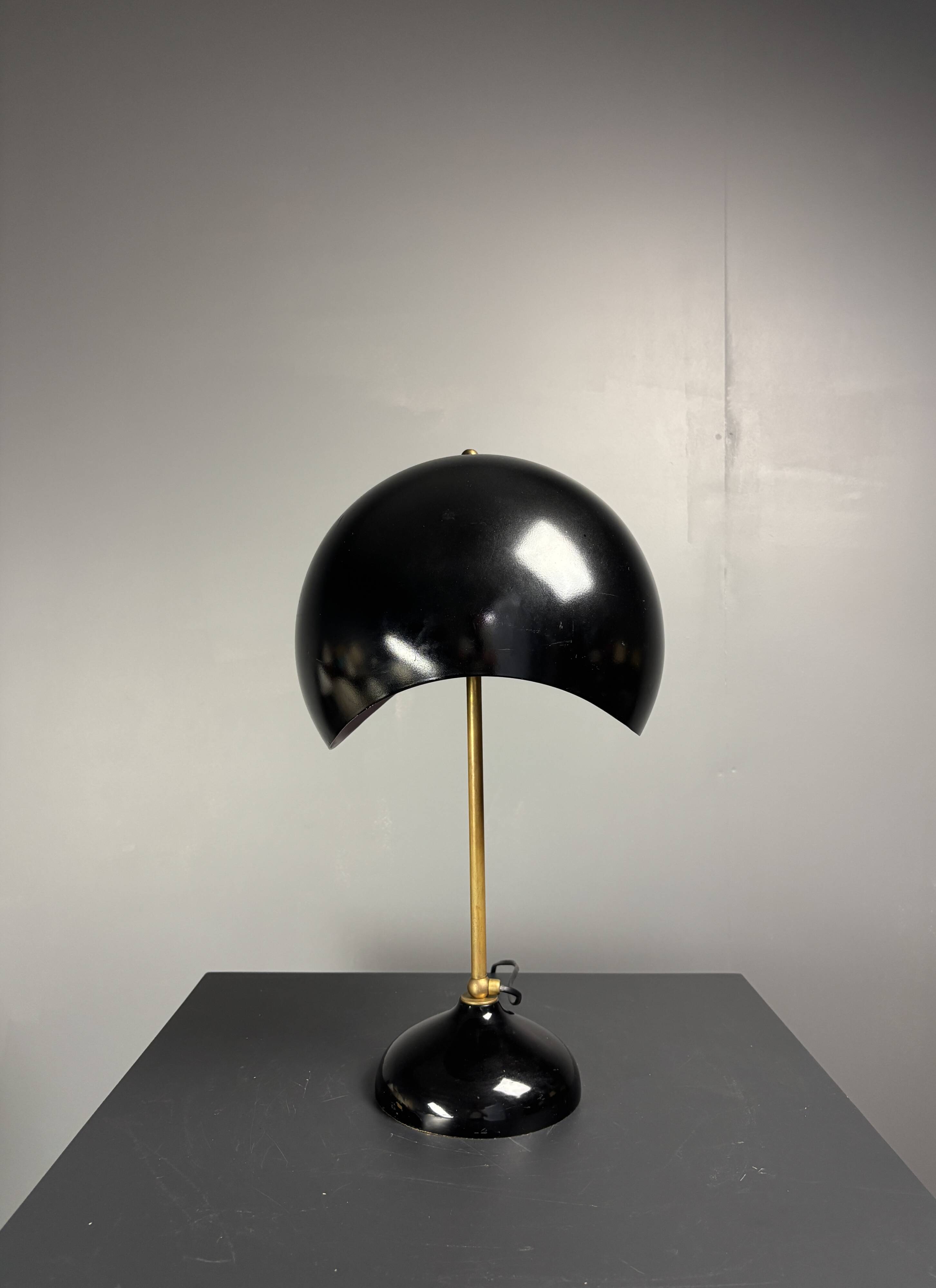 Midcentury Italian scallop mushroom wavy brass desk or table lamp, 1960s
