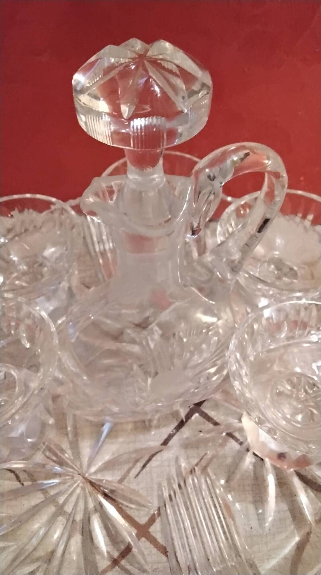Service 1 carafe, 6 glasses and 1 tray in crystal.