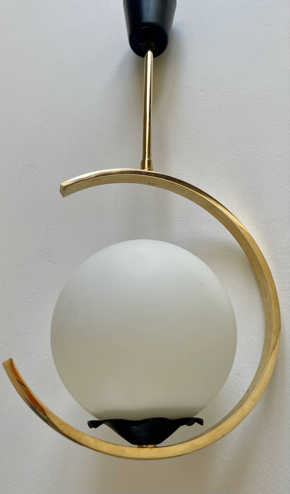 Suspension mid-century laiton et verre opalin