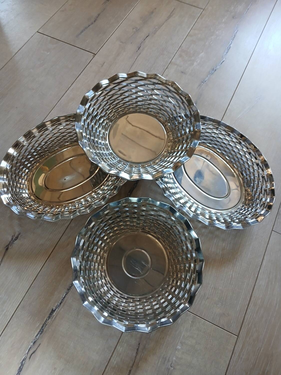 4 metal bread baskets