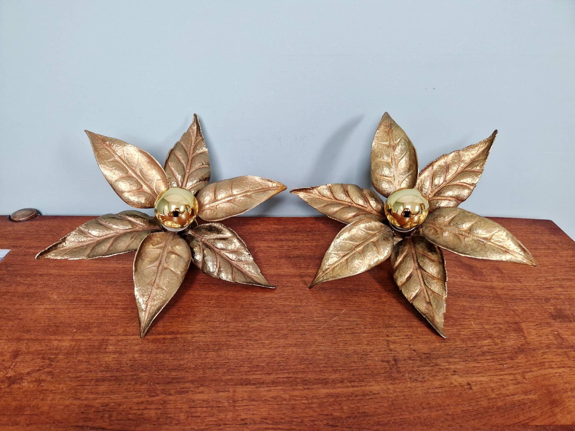 Pair of floral wall sconces in brass, design by Willy Daro, 1970.