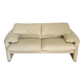 Maralunga beige leather two-seater sofa by Vico Magistretti for Cassina, 1980s