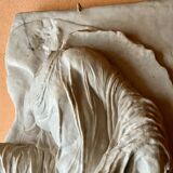 Bas relief déesse niké drappée style classique marbre style romain grec 1980s