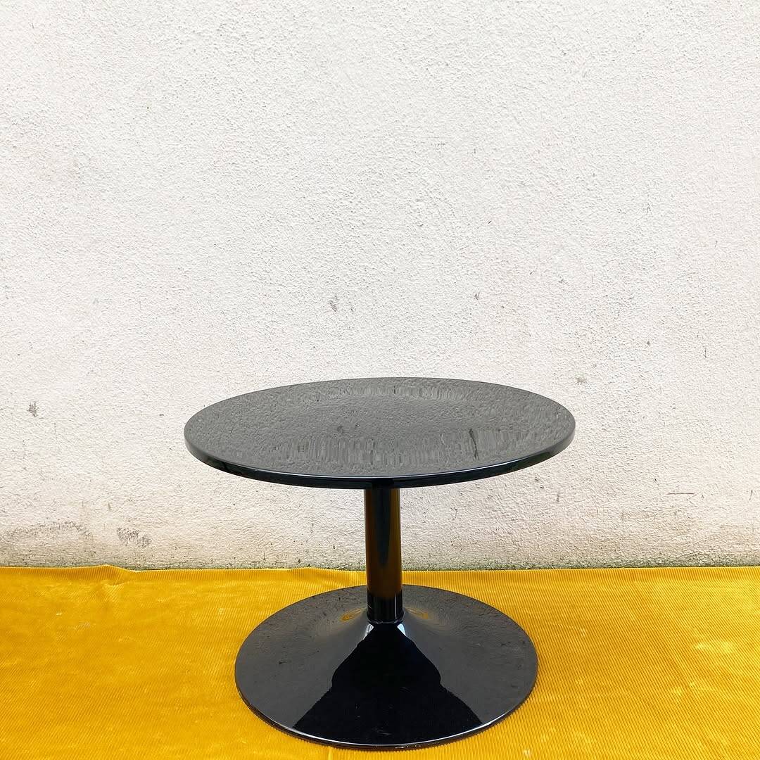 Designer coffee table – tulip base in resin and black lacquered plastic