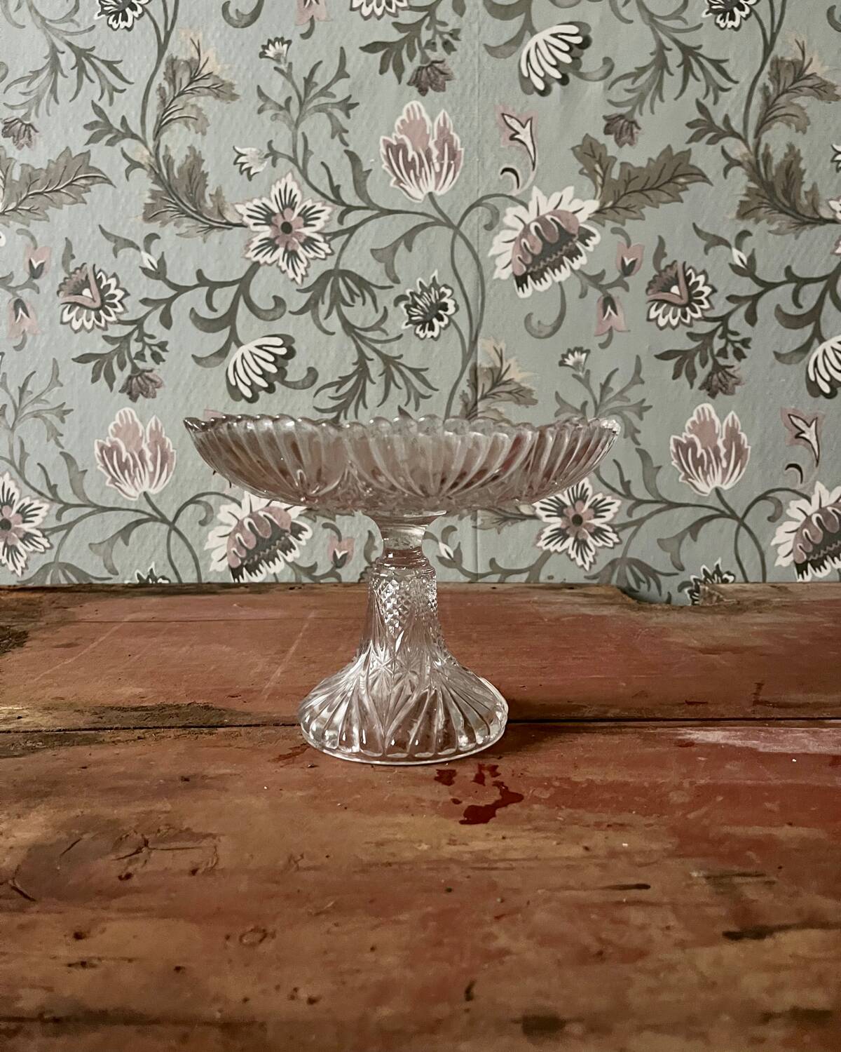 Chiseled glass fruit bowl