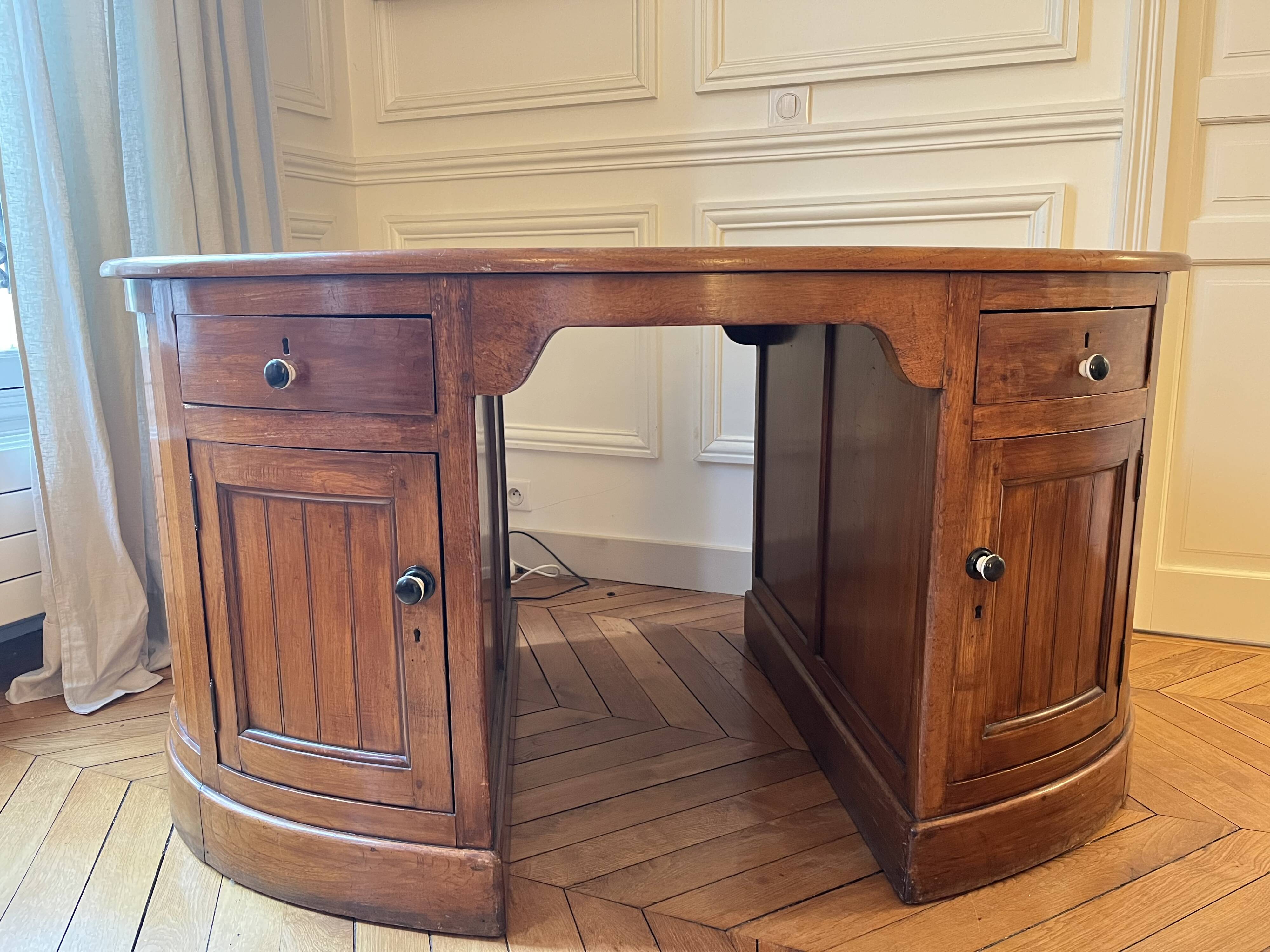 Oval desk in varnished solid wood