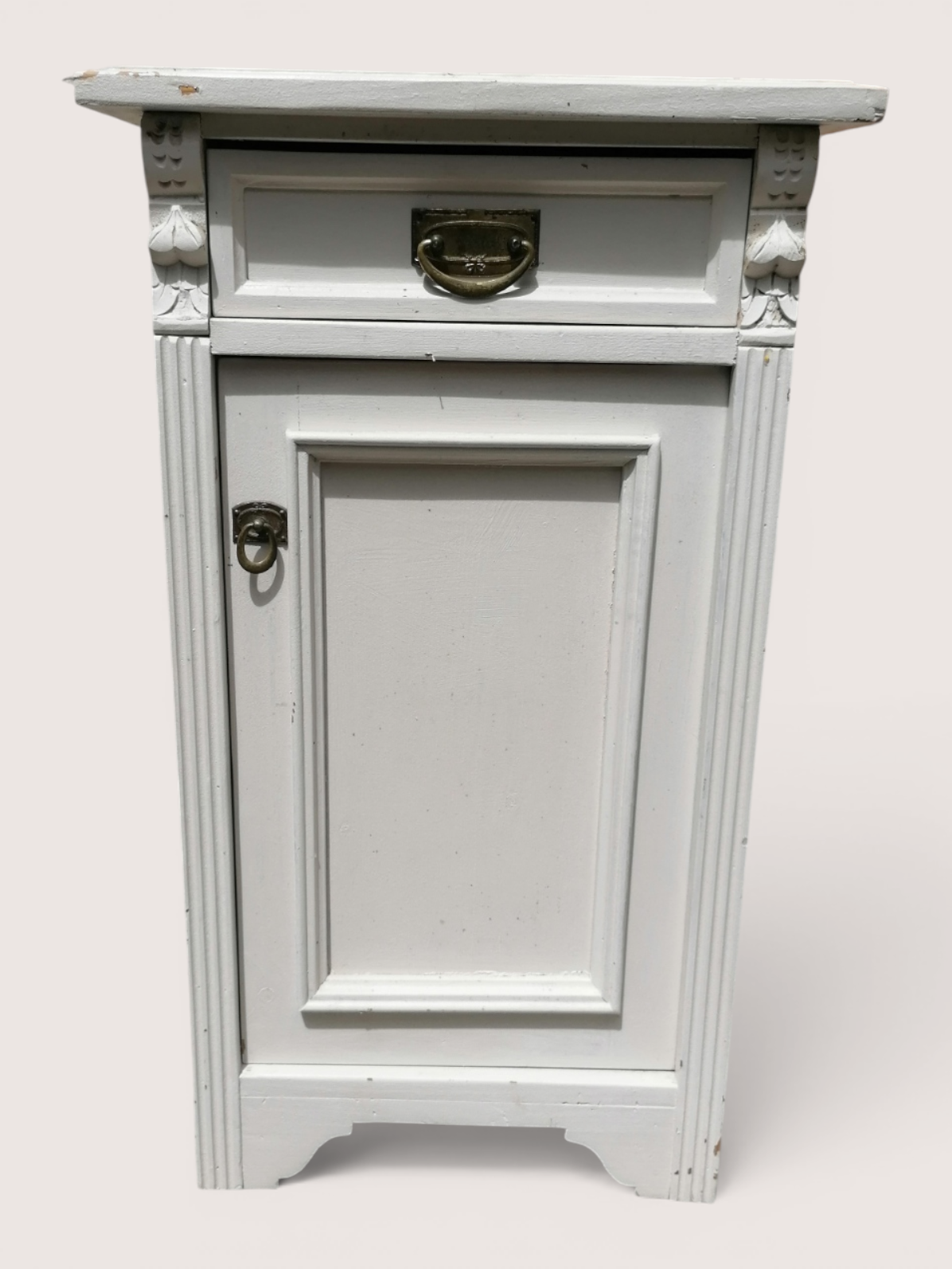 Paire de tables de chevet blanches en bois.