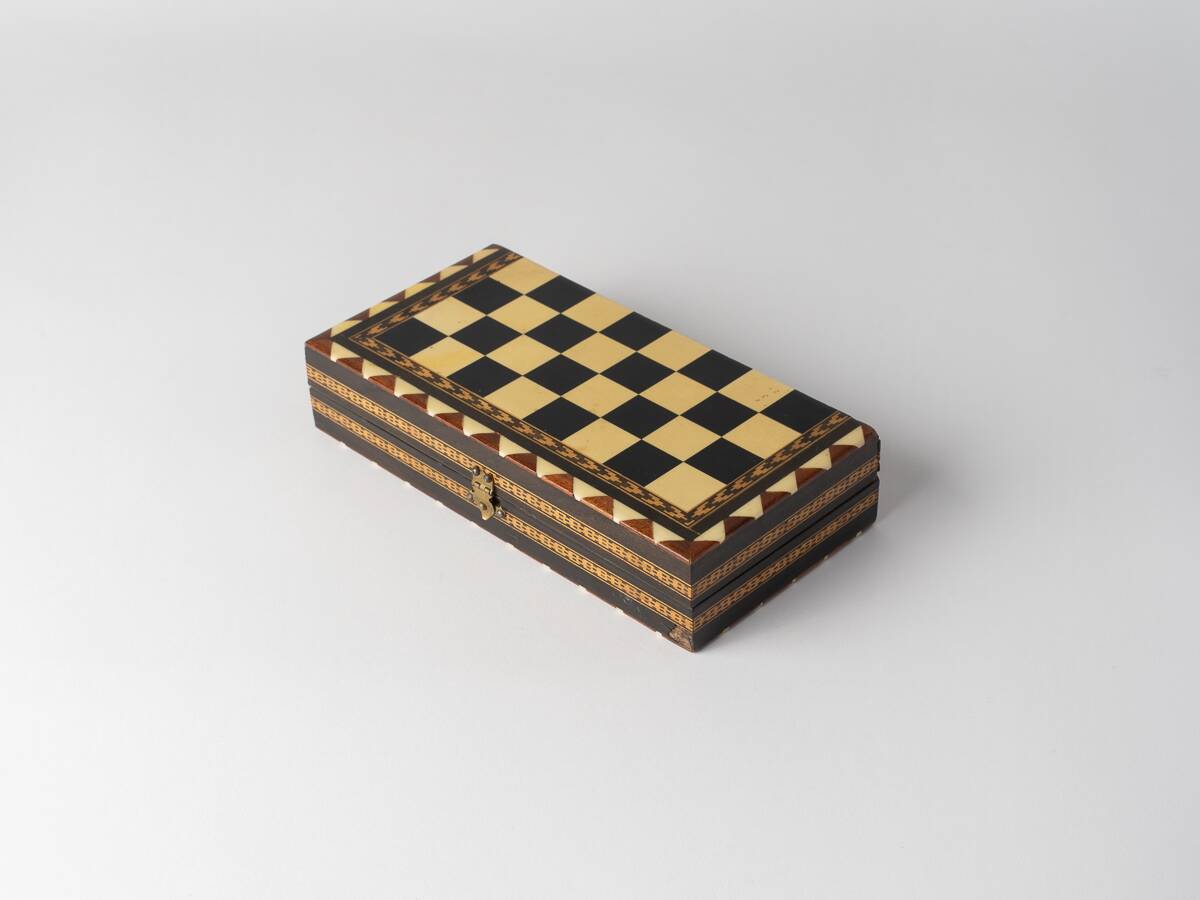 Foldable box chess set