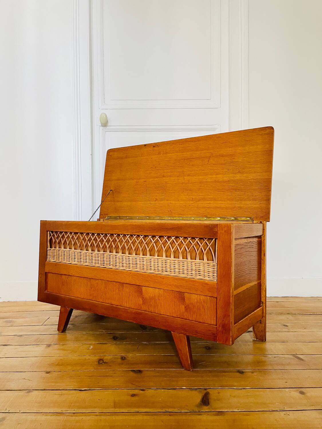 Vintage storage chest in wood and woven rattan
