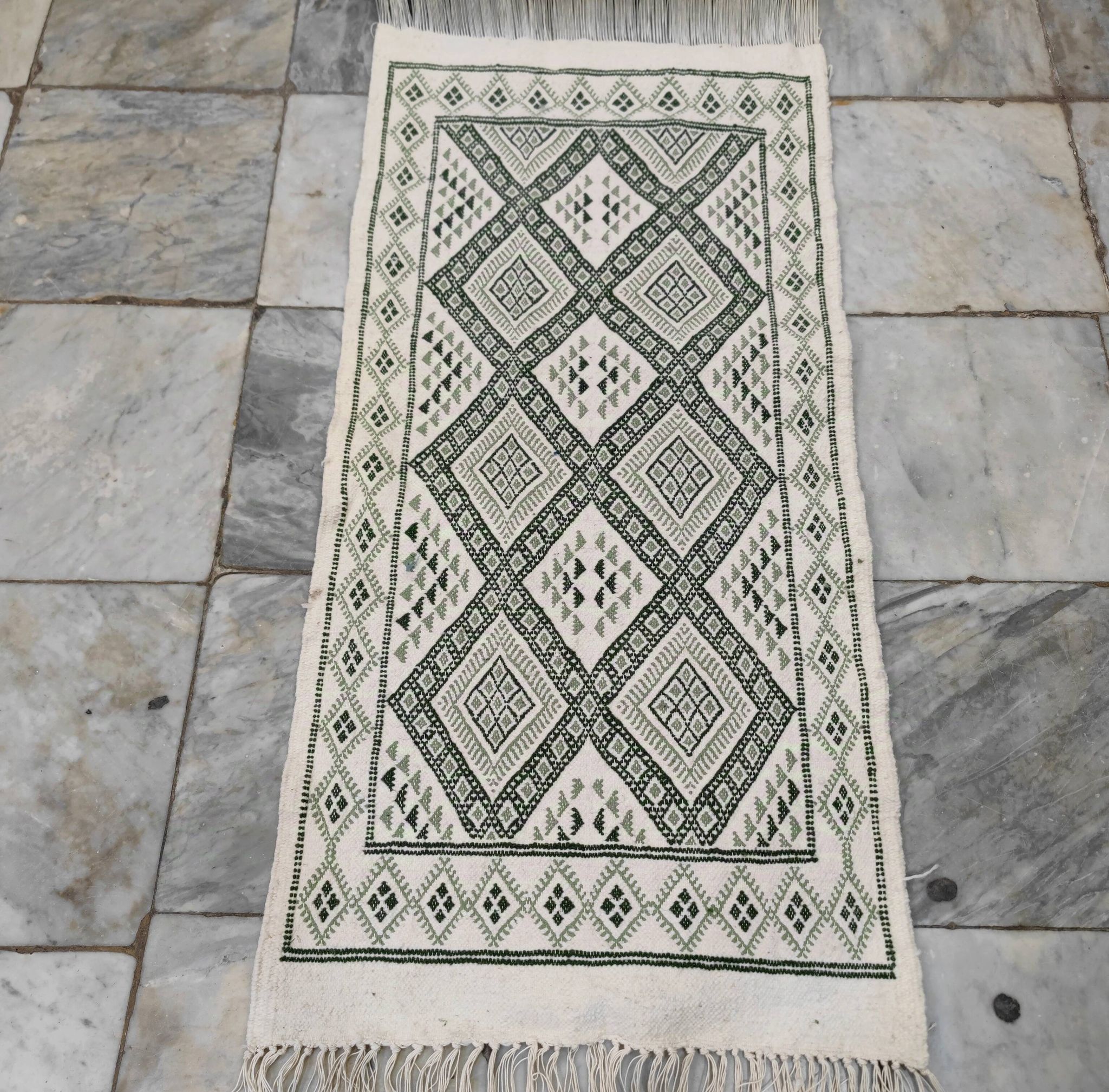 Tapis blanc et vert tissé mains