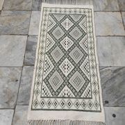 Tapis blanc et vert tissé mains